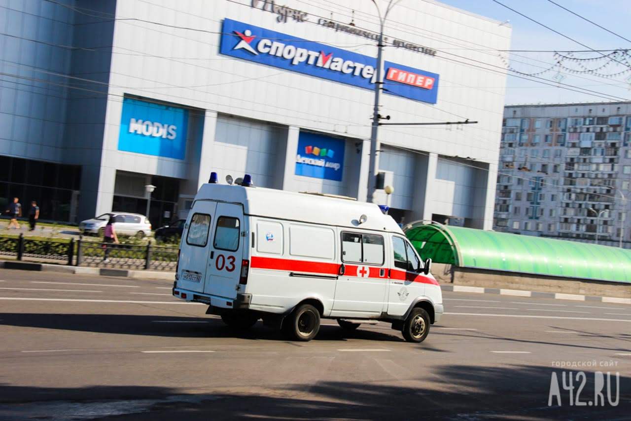 В Кузбассе медикам пришлось закрыться в машине из-за агрессивного пациента 