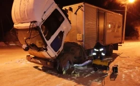 В Кузбассе спасатели помогли водителям двух грузовиков, замёрзших на трассе