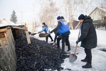 Фото: Зиму встретим с углём: единороссы помогли семье мобилизованного кузбассовца 1