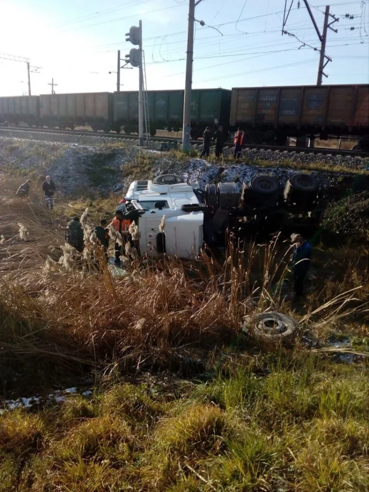 Фото: В Кузбассе поезд перевернул грузовик и сошёл с рельсов 2