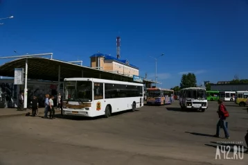 Фото: В Кемерове на привокзальной площади застрял автобус: под ним провалился асфальт 1