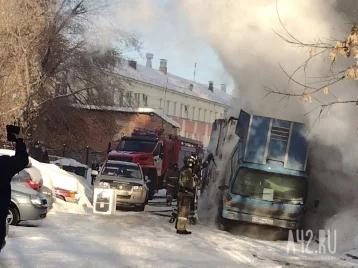 Фото: В Кемерове полыхал грузовик, припаркованный под окнами дома: пожарным пришлось вскрывать балкон 1