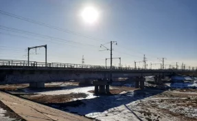 В Приморье мужчина сорвался с железнодорожного моста, спасаясь от поезда