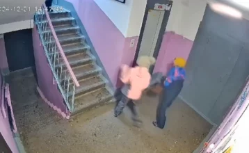 Фото: В Кузбассе 11-летний мальчик взорвал петарду в подъезде 1