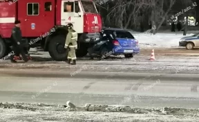 В Кемерове столкнулись пожарная машина и такси