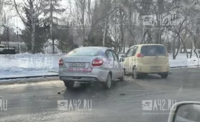 В Кемерове на улице Мичурина столкнулись два авто: момент ДТП попал на камеру