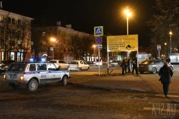 Фото: В Кемерове иномарка на скорости вылетела на тротуар у автобусной остановки  3