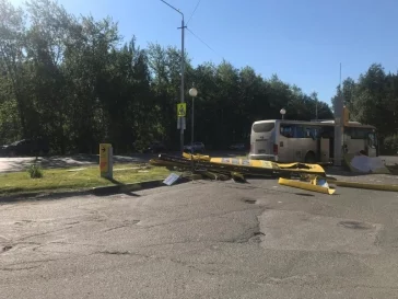 Фото: Автобус с 43 пассажирами, следовавший из Томска в Кемерово, врезался в АЗС  3
