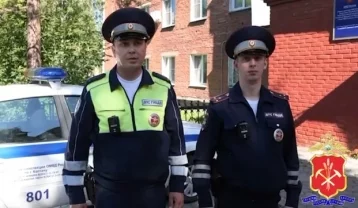 Фото: В Кузбассе инспекторы ГАИ помогли спасти 2-летнего мальчика, которому стало плохо 1