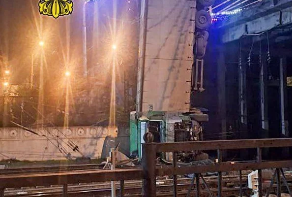 В Симферополе грузовик упал с моста и пробил железнодорожное полотно