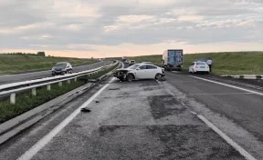 Водитель устроил ДТП с ограждением и грузовиком на трассе Кемерово — Новокузнецк