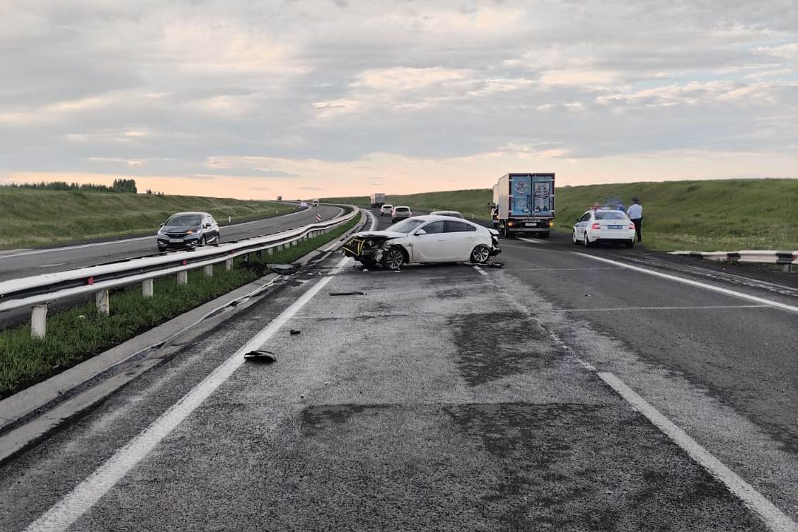 Водитель устроил ДТП с ограждением и грузовиком на трассе Кемерово — Новокузнецк