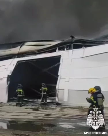 В Новосибирске для тушения пожара на складе привлекли пожарный поезд