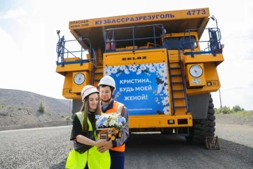 Фото: Горняк из Кузбасса приехал к невесте на БЕЛАЗе,  чтобы сделать предложение руки и сердца 4