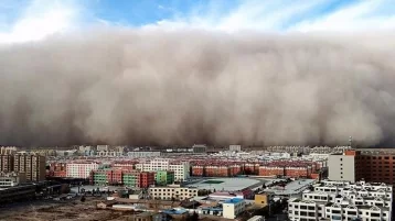 Фото: В Сети публикуют фото и видео песчаной бури, обрушившейся на Ганьсю 1