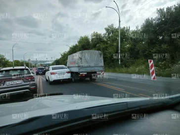 Фото: В Кемерове грузовик и легковушка не поделили полосу у въезда на Кузбасский мост 2