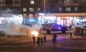 Появилось видео пожара в автомобиле на Южном в Кемерове