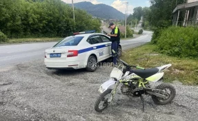 В Кузбассе 12-летняя девочка за рулём питбайка попалась инспекторам ГАИ