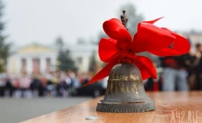 В новосибирской деревне Байкал последний звонок провели для единственной выпускницы