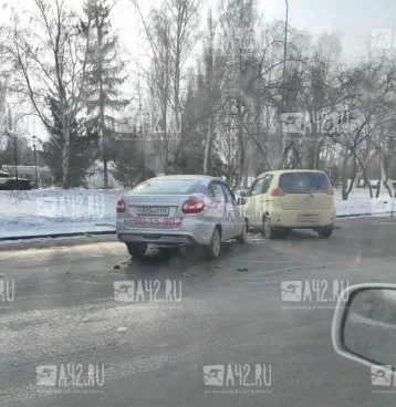 Фото: В Кемерове на улице Мичурина столкнулись два авто: момент ДТП попал на камеру 1