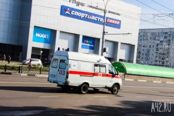 Фото: В Кузбассе медикам пришлось закрыться в машине из-за агрессивного пациента  1