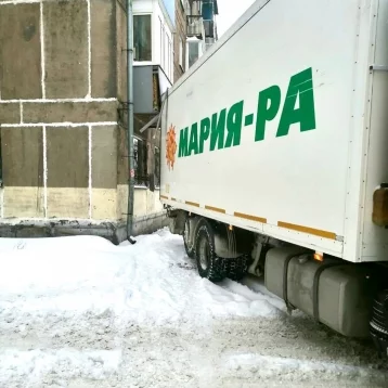 Фото: В Новокузнецке грузовики магазина постоянно ломают один и тот же балкон 1