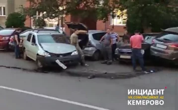 Фото: Стали известны подробности массового ДТП: в Кемерове из-за ВАЗа столкнулись пять иномарок 1