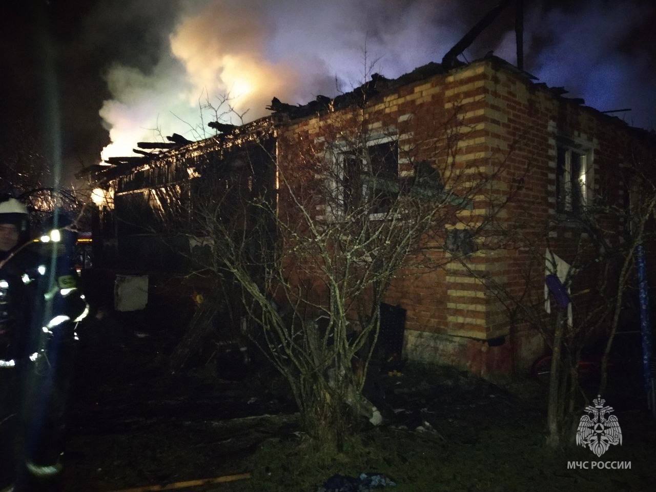 В Подмосковье во время пожара в частном доме погибли два взрослых и четыре ребёнка