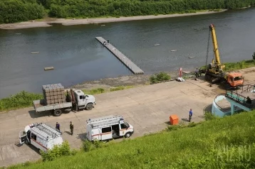 Фото: В Кемерове спасатели начали монтировать понтонный мост 1