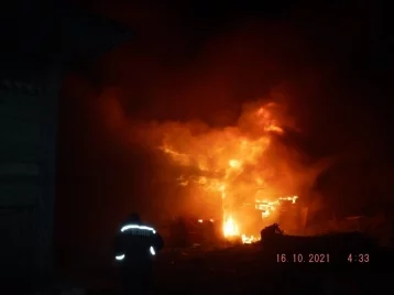Фото: В Кузбассе бригада энергетиков спасла на пожаре женщину и четырёх детей 1