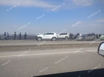 Фото: В Кузбассе на трассе из-за горящих полей столкнулись шесть автомобилей 1