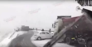 Фото: «Пострадали шесть автомобилей»: на кузбасской трассе произошло массовое ДТП 1