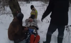 В кузбасском лесу на охотника упало дерево: травмированного мужчину спасли
