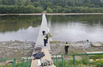 Фото: Спасатели начали разбирать понтонный мост на остров Кемеровский 1