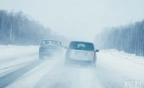 Кузбасских водителей призвали к осторожности на дорогах из-за метели и гололёда