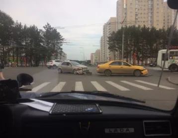 Фото: В Кемерове на проспекте Шахтёров столкнулись автомобили 4