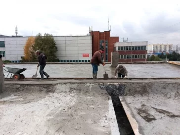 Фото: Власти: в Новокузнецке ведётся активный ремонт крыши закрытой школы на Ильинке 3