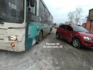 Фото: В Кемерове автобус врезался в иномарку 2