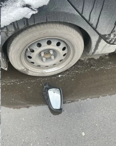 В Междуреченске мужчина повредил машину бывшей жены