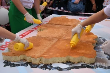 Фото: Кемеровчан угостили тортом «Шахтёрский край», выполненным в виде карты Кузбасса 2