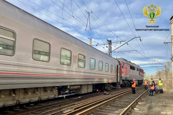 На Урале пригородный поезд сошёл с рельсов