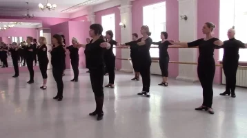 Фото: Кузбасских пенсионеров научили основам классического танца 1
