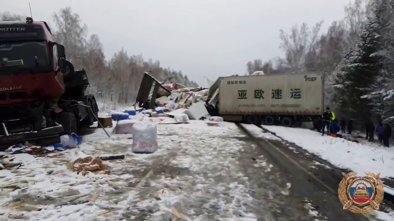 Четыре фуры разбились на трассе в Иркутской области, два водителя погибли