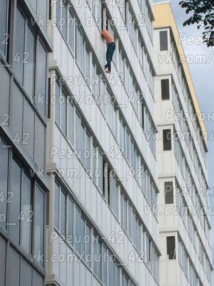 Фото: Очевидец: в Кемерове ревнивый муж заставил любовника жены спасаться бегством через окно 2