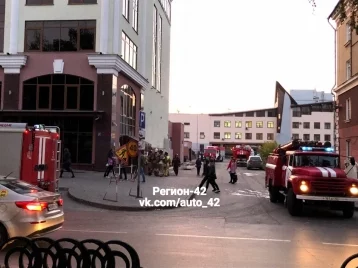 Фото: Восемь пожарных машин: в Кемерове случилось ЧП в бизнес-центре 1