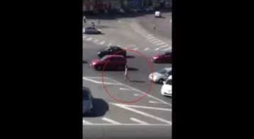 Фото: Прогулка обнажённой женщины в Киеве попала на видео 1