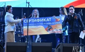 Анна Цивилёва вручила внучкам ветеранов сертификаты на поездку в Москву и Санкт-Петербург