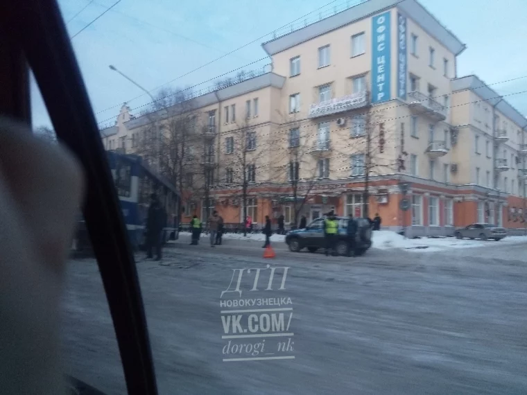 Фото: В Новокузнецке трамвай перегородил дорогу 2