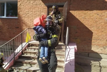 Фото: В Кузбассе пожарные во время учений в детском саду «спасли» ребёнка и взрослого 1