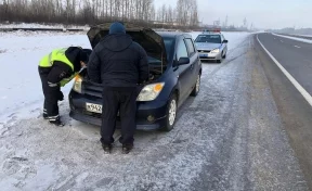 В Кузбассе машина семьи с ребёнком заглохла на трассе